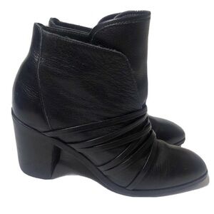 Bernardo Black Leather Booties. Size 6.5.
